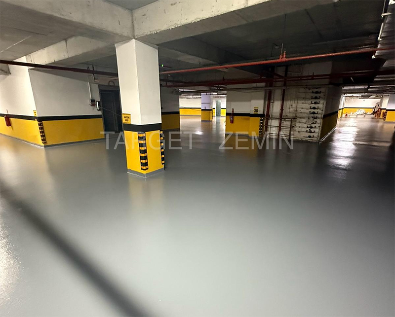 Gri renkli parlak epoksi zemin kaplama yapılan kapalı otopark