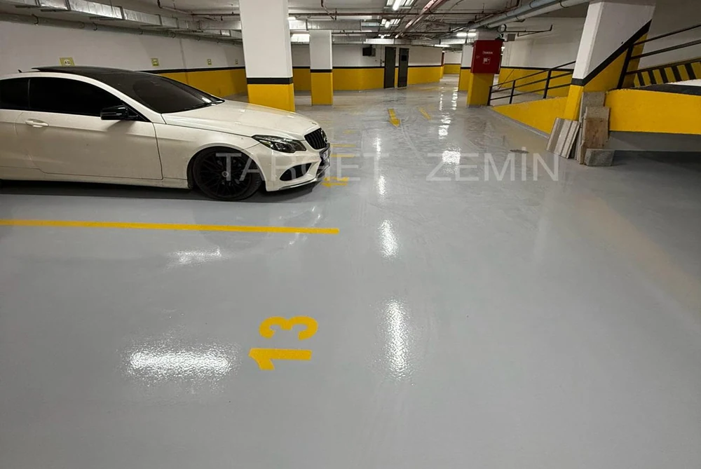 Site otoparkında gri epoksi zemin görünümü