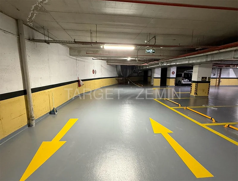 Sarı yön oklarıyla işaretlenmiş otopark