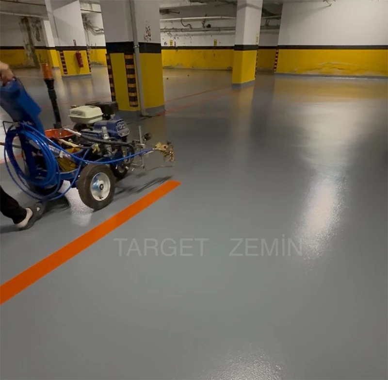 Otoparkta turuncu çizgilerle ayrılmış park yerleri
