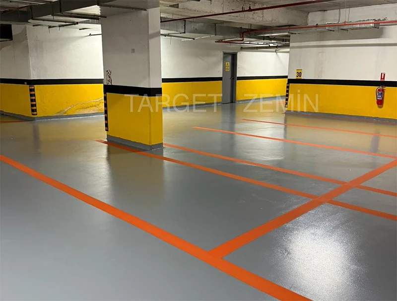 Turuncu park çizgili gri otopark