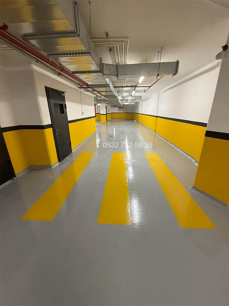 Sarı şeritlerle işaretlenmiş gri otopark zemini