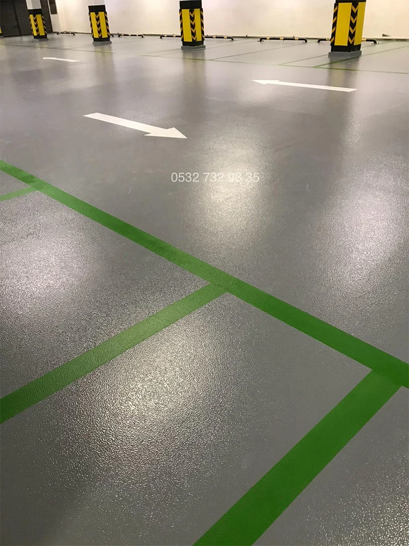 Yeşil park çizgili gri otopark zemini