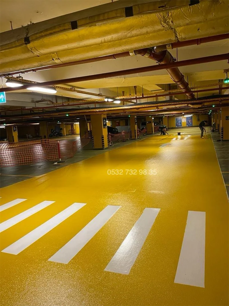 Sarı zemin işaretlemeli otopark alanı