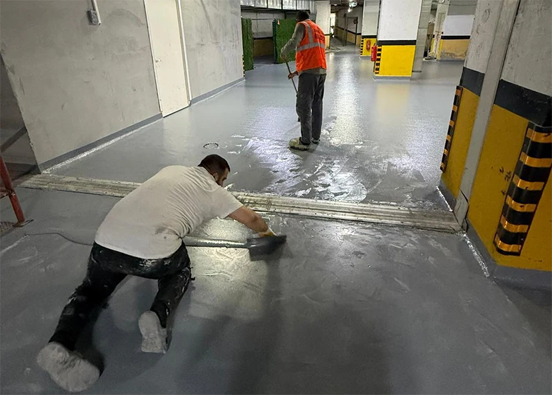 Gri renkli kapalı otopark zemin boyası görünümü