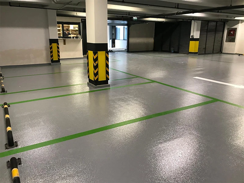 Gri boyalı otopark zemini