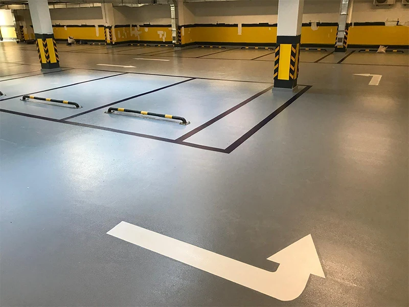 Epoksi kaplı kapalı otopark zemininden görünüm