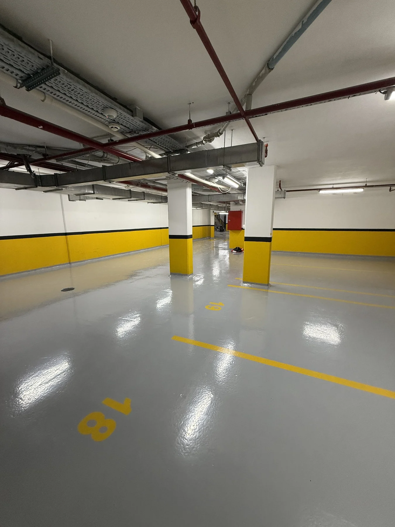 Epoksi otopark zemininde sarı park yeri çizgileri ve numaralar