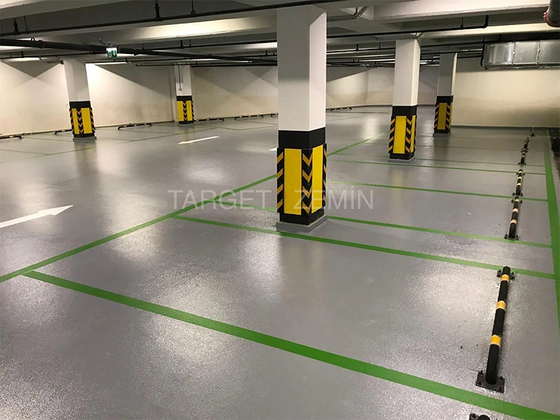 Gri epoksi zeminli kapalı otopark koridoru
