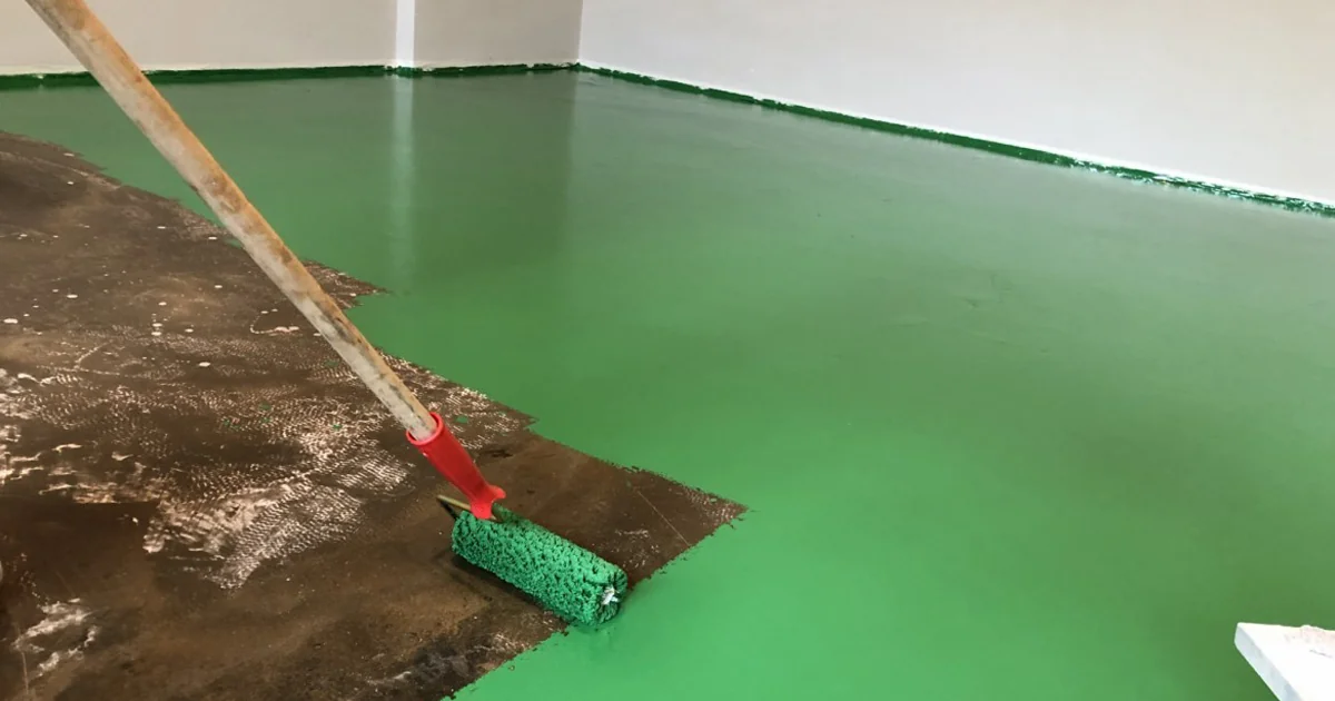 Beton zemin üzerine yeşil epoksi boyanın rulo ile uygulanması